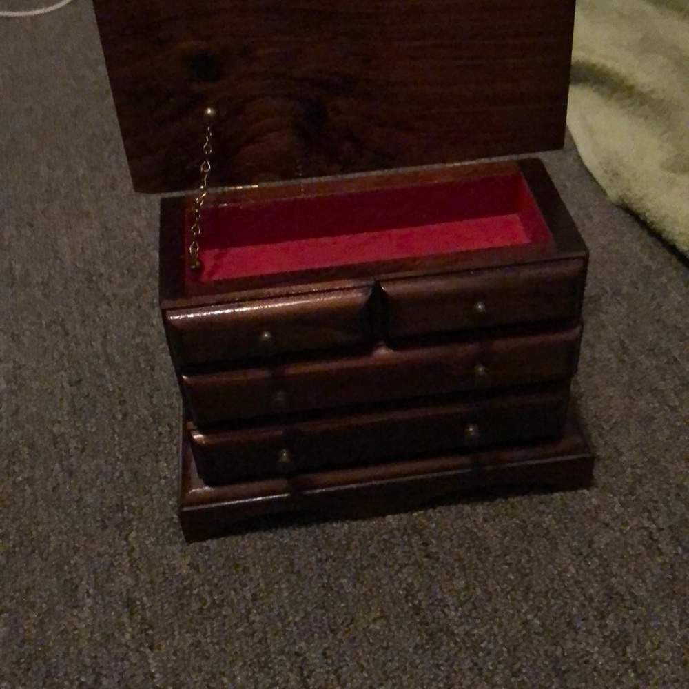 Jewelry box - Picture 2 of 3